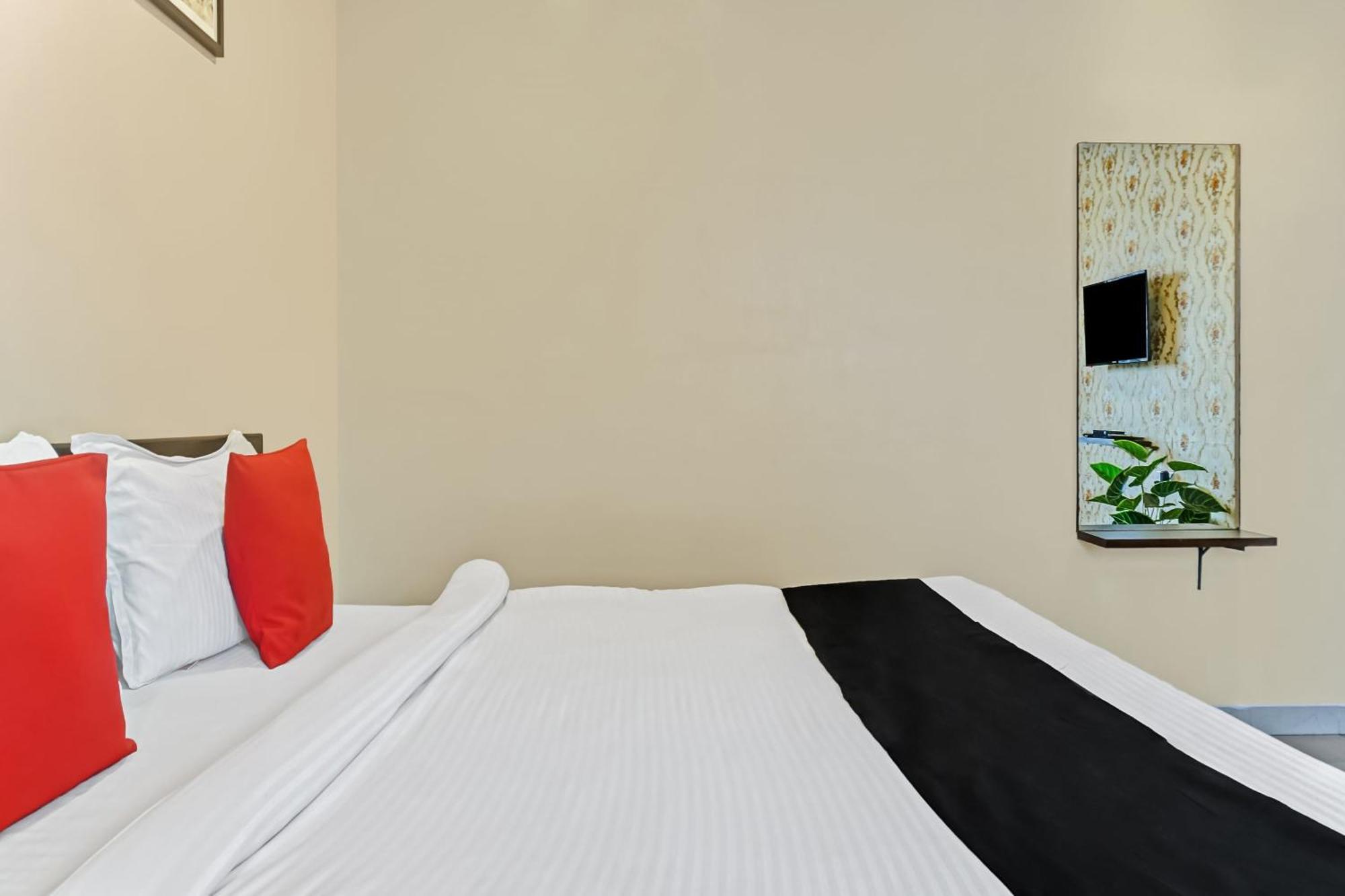 Hotel O Log Inn Plaza Near Eon It Park Pune Bagian luar foto